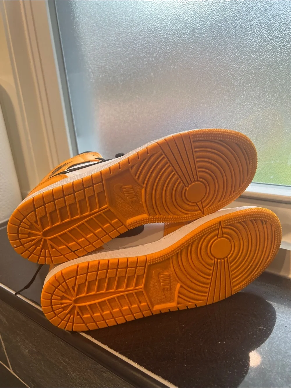 Nike Air Kids High-Top Sneakers in Orange and Black 6Y 554725-701 Taxi
